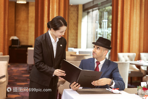 酒店服務餐廳服務員給外國客人菜單