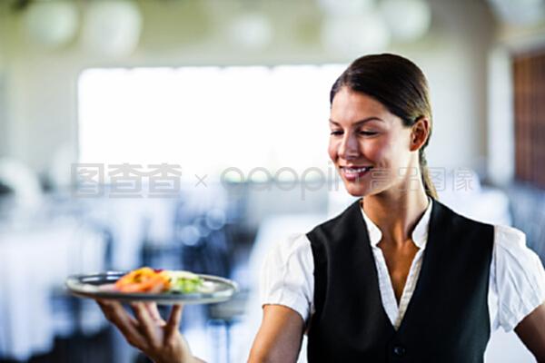 在餐廳拿盤(pán)子的女服務(wù)員