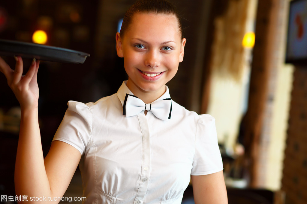 年輕女服務員手持托盤的肖像