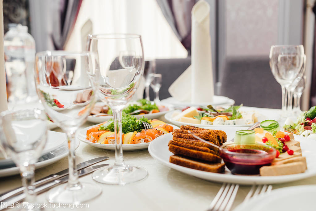 精致餐飲 宴會前餐飲服務中餐具與玻璃高腳杯的協同設置藝術